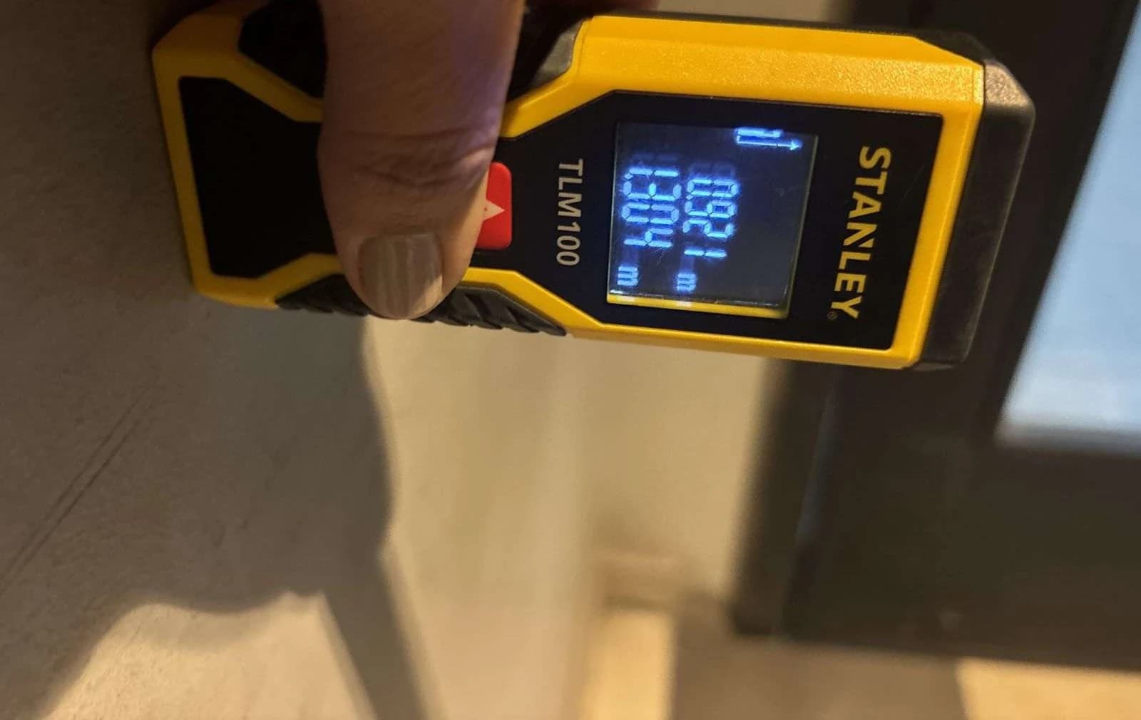 Medição de circulação interna com medidor a laser durante avaliação de acessibilidade